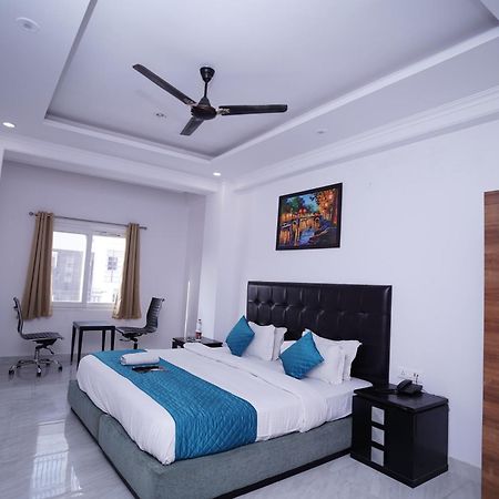Hotel Moon Taj Near Yashobhoomi Convention Centre เดลี ภายนอก รูปภาพ