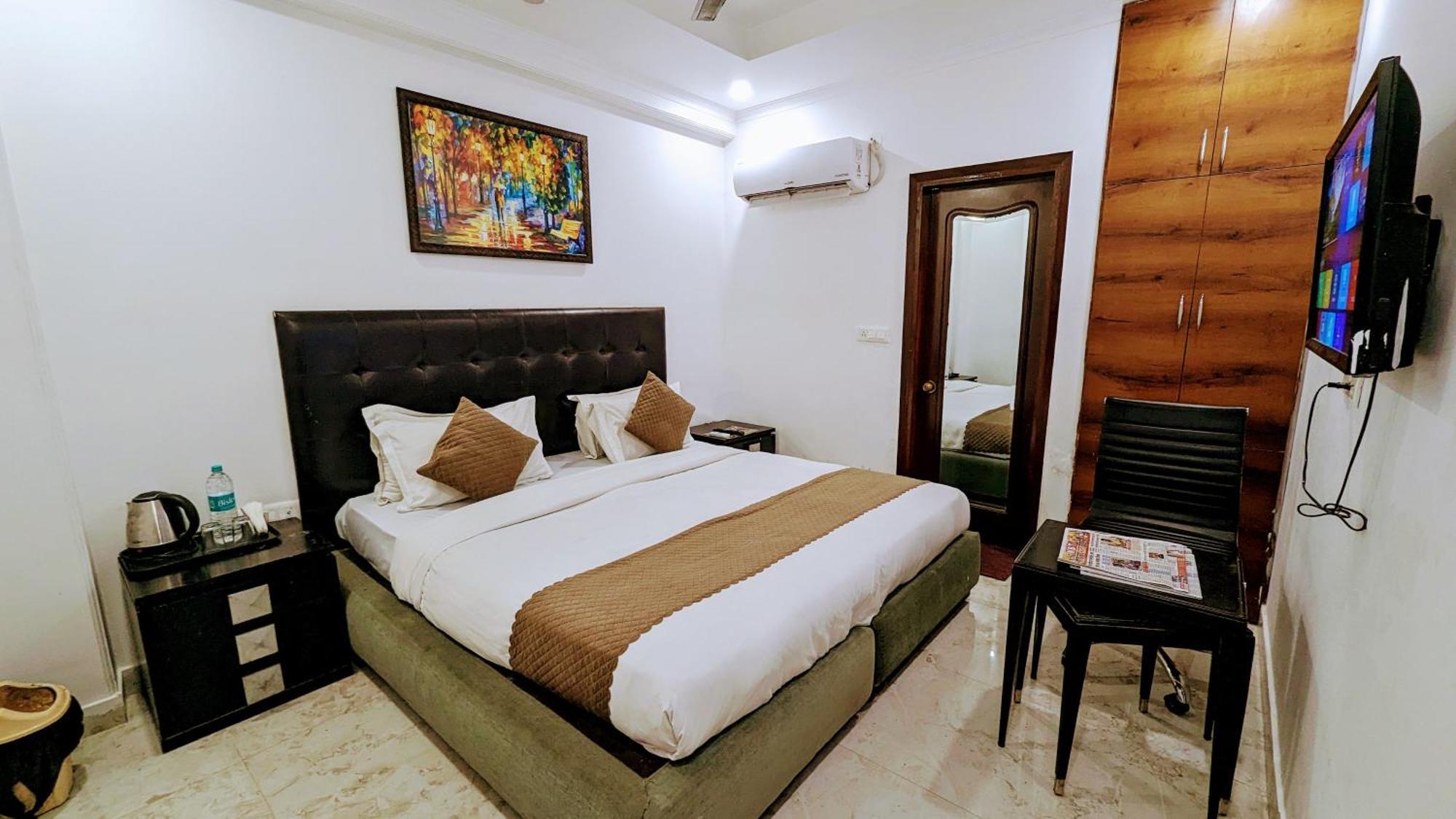 Hotel Moon Taj Near Yashobhoomi Convention Centre เดลี ภายนอก รูปภาพ