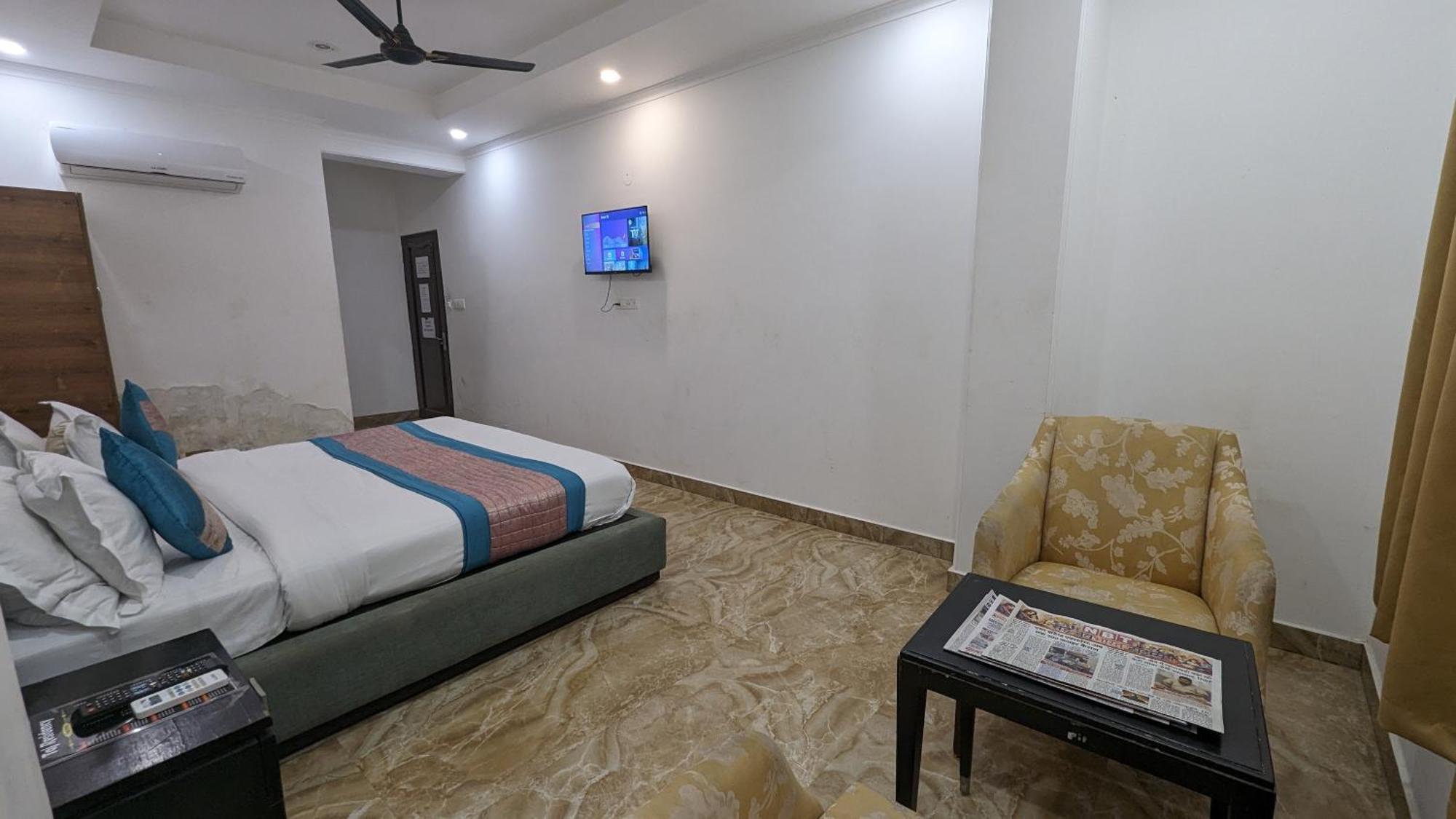 Hotel Moon Taj Near Yashobhoomi Convention Centre เดลี ภายนอก รูปภาพ