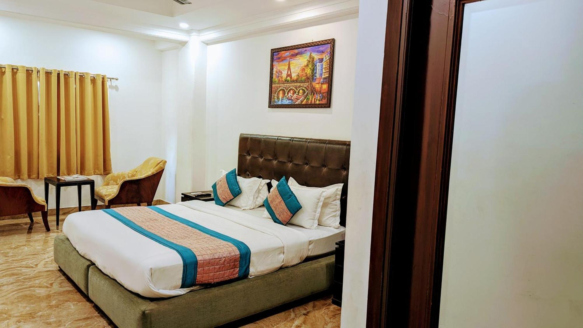 Hotel Moon Taj Near Yashobhoomi Convention Centre เดลี ภายนอก รูปภาพ
