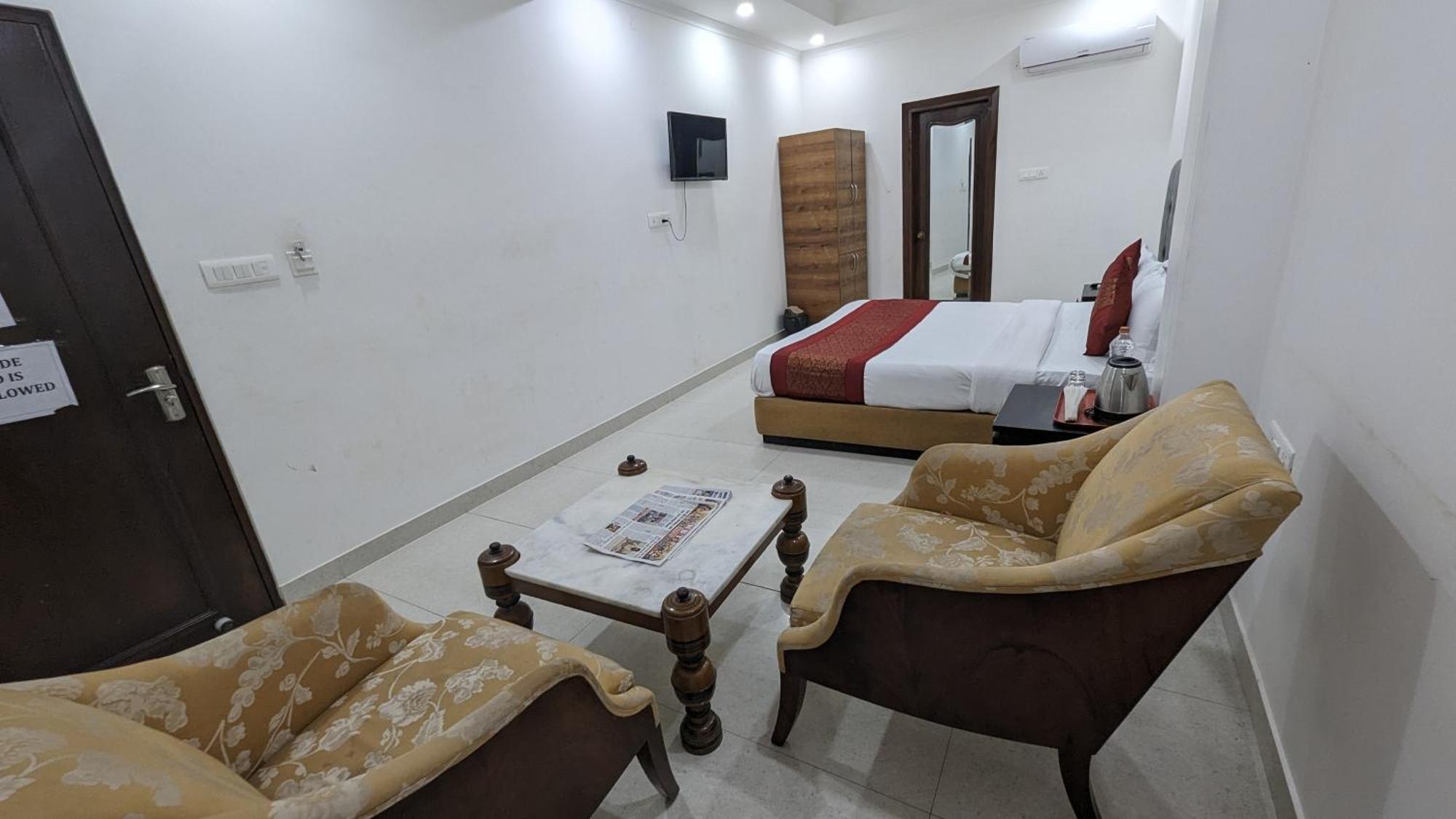 Hotel Moon Taj Near Yashobhoomi Convention Centre เดลี ภายนอก รูปภาพ