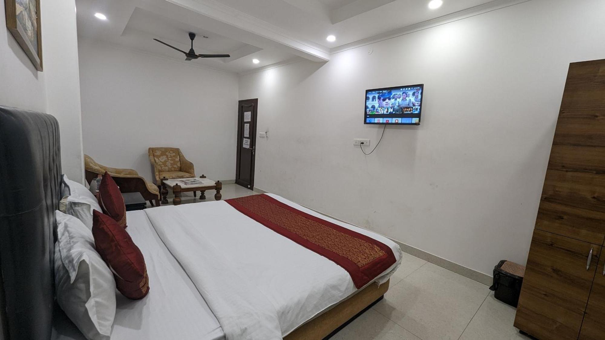 Hotel Moon Taj Near Yashobhoomi Convention Centre เดลี ภายนอก รูปภาพ