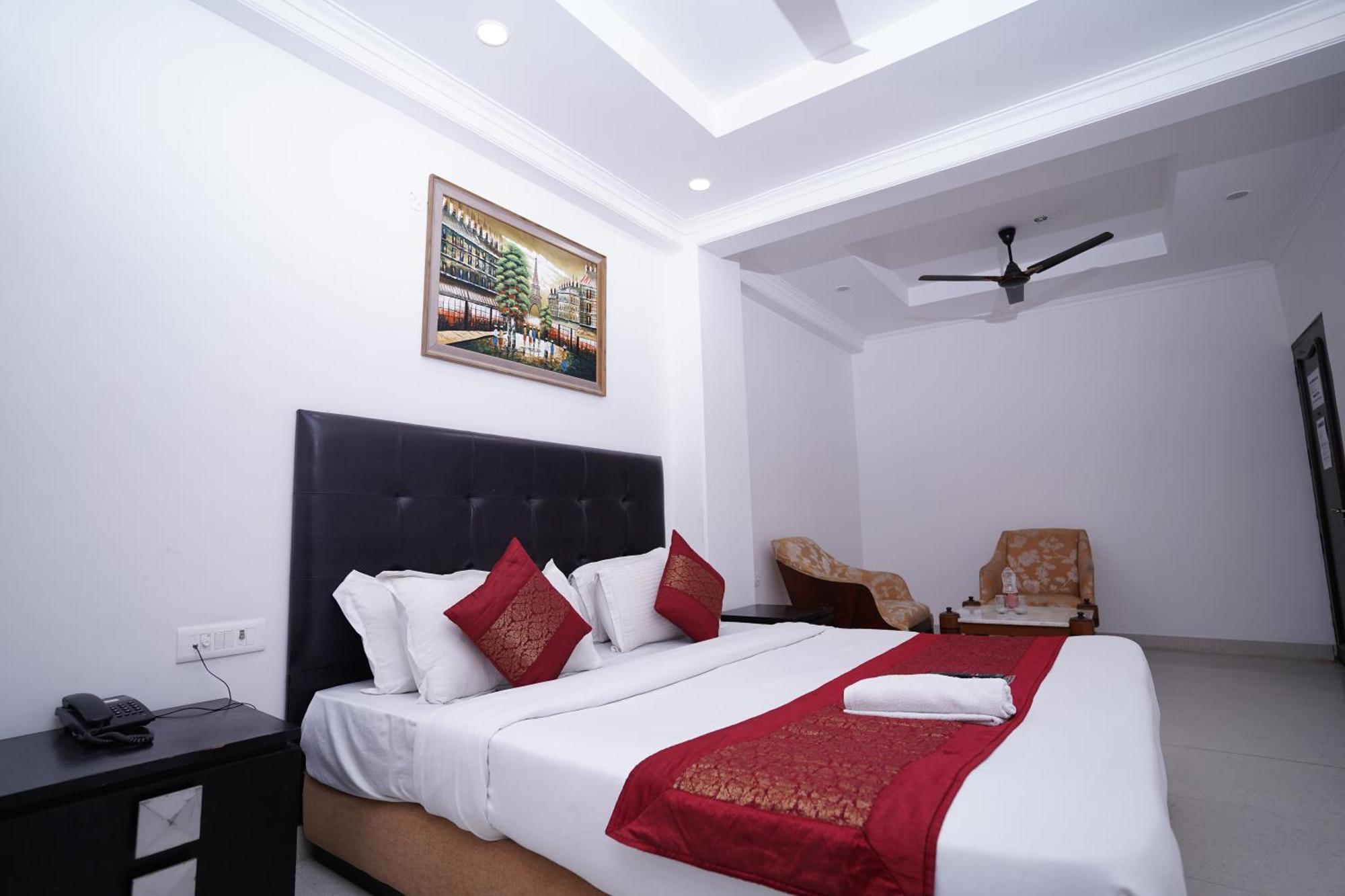 Hotel Moon Taj Near Yashobhoomi Convention Centre เดลี ภายนอก รูปภาพ