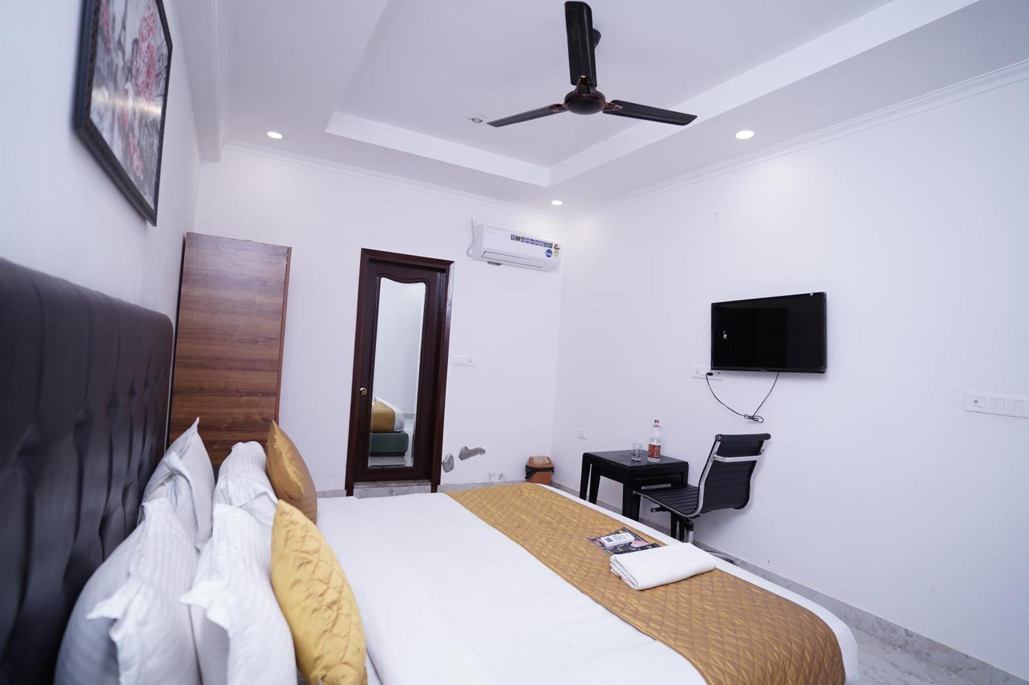Hotel Moon Taj Near Yashobhoomi Convention Centre เดลี ภายนอก รูปภาพ