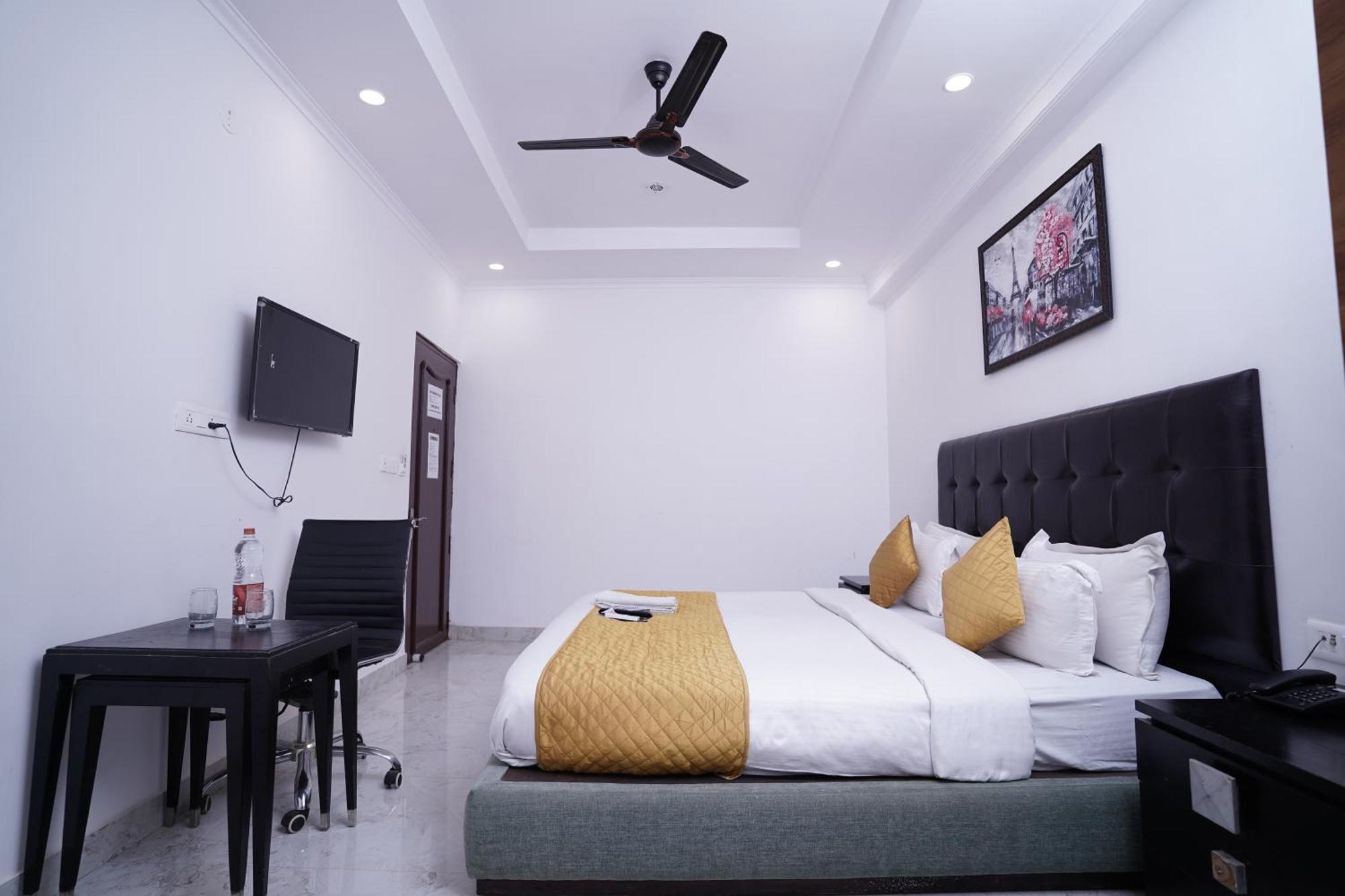 Hotel Moon Taj Near Yashobhoomi Convention Centre เดลี ภายนอก รูปภาพ